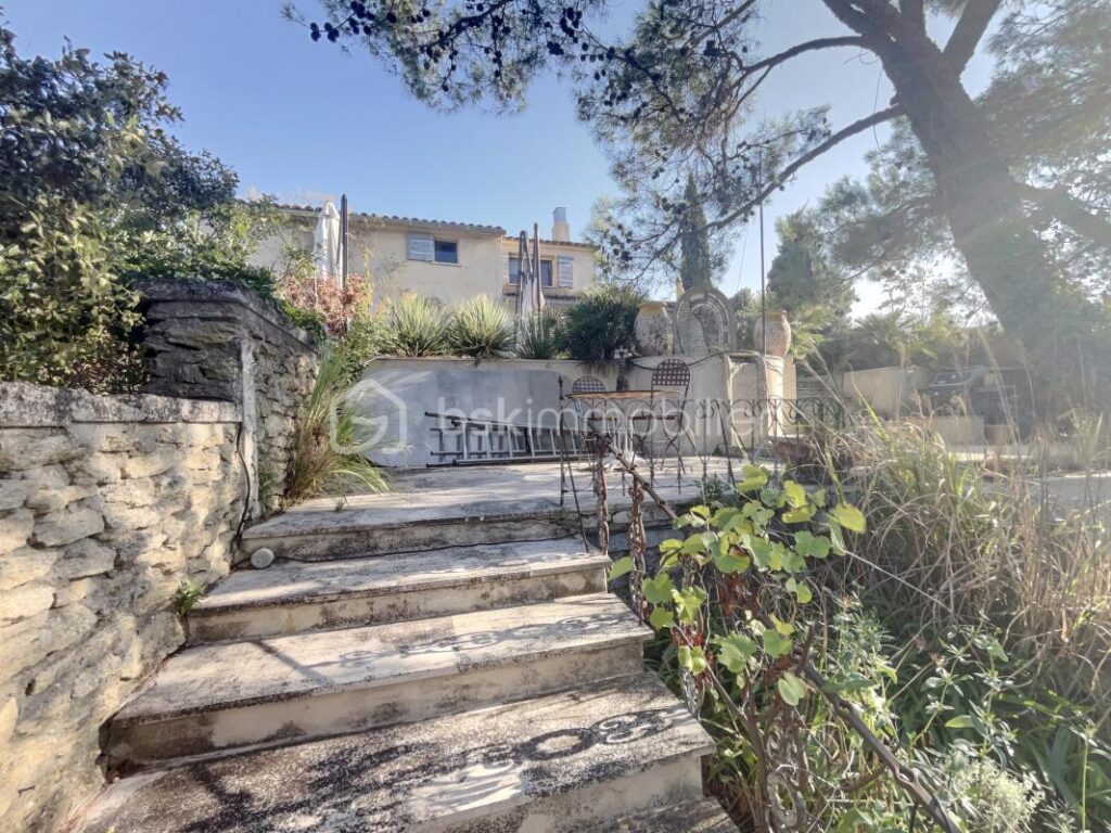 Ménerbes – Exceptionnelle Propriété avec Vues à 360° – Maison Principale, Pigeonnier & Jardin Piscine – 8 pièces – 3 chambres – 176 m²