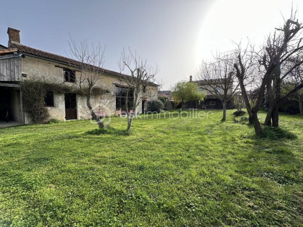 Maison en pierre avec dépendances et grand jardin – 5 pièces – 4 chambres – 132 m²