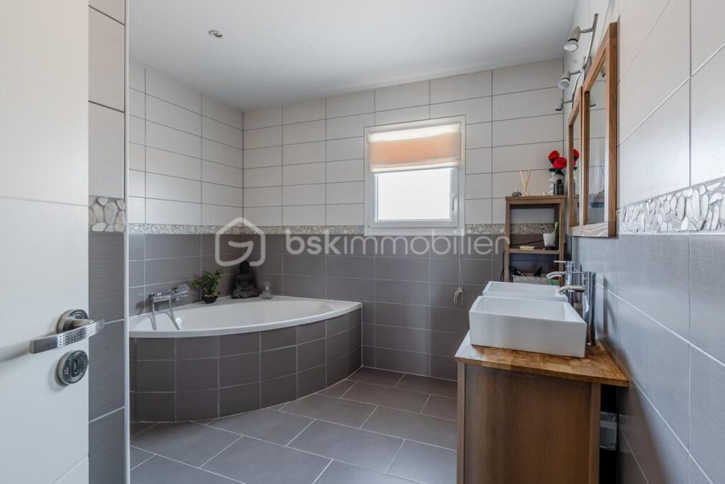 RARE MAISON PLAIN PIED DOUBLE GARAGE PISCINE SPA ET HAMMAM – 7 pièces – 4 chambres – 190 m²