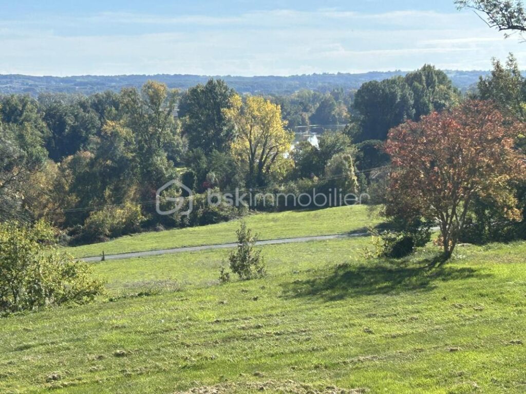 CHÂTEAU et SA MAISON de Gardien – VUE -TERRAIN – PISCINE – DÉPENDANCES – NR pièces – 12 chambres – 722 m²