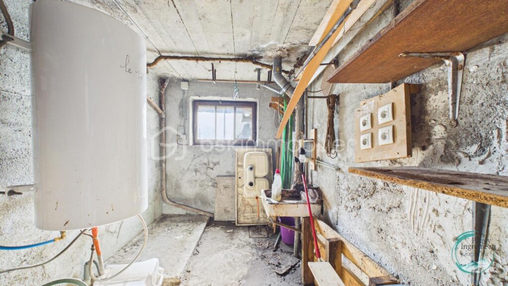 Maison individuelle à rénover – Fort potentiel – Cluses – 6 pièces – 5 chambres – 226 m²