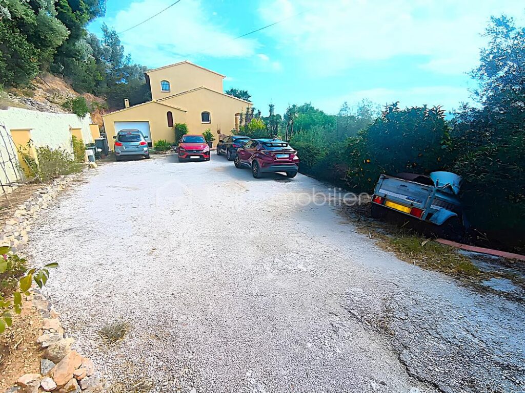 À VENDRE –EXCEPTIONNELLE VILLA 9 PIÈCES 225 M² ET 1 662 M² DE TERRAIN – PISCINE À DÉBORDEMENT– GARAGE– JARDIN – 5 CHAMBRES – BUREAU – T2 INDÉPENDANT– VUE PANORAMIQUE COLLINES ET MER– SANS VIS-À-VIS – PROCHE CENTRE-VILLE OLLIOULES – LA COURTINE – 945 000 € – 9 pièces – 5 chambres – 225 m²