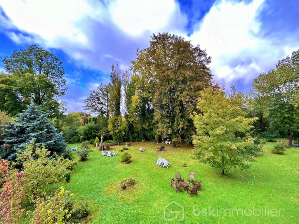 Magnifique propriété de charme du milieu XIXème, offrant 3 maisons pour une surface habitable de 487m2 au total – NR pièces – 12 chambres – 487 m²