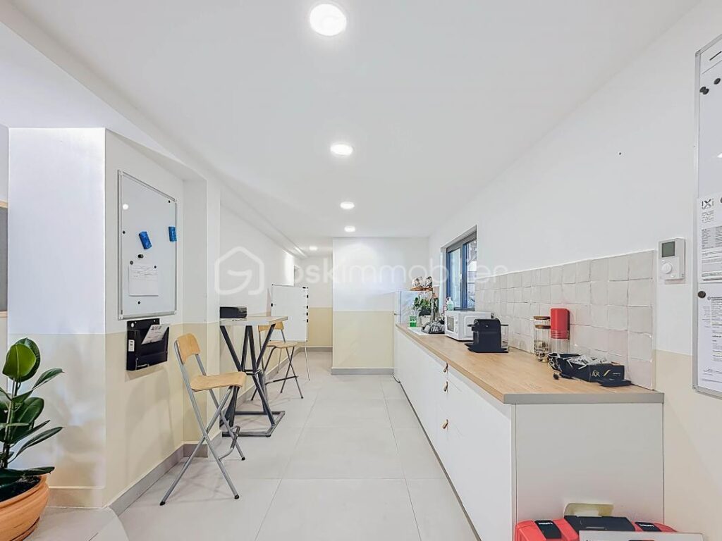 *** VILLA CONTEMPORAINE DE 240 M² SUR 1000 M² AVEC BUREAUX DE 106 M² ET HANGAR DE 200 M² – MONTARNAUD *** – 8 pièces – 4 chambres – 346 m²