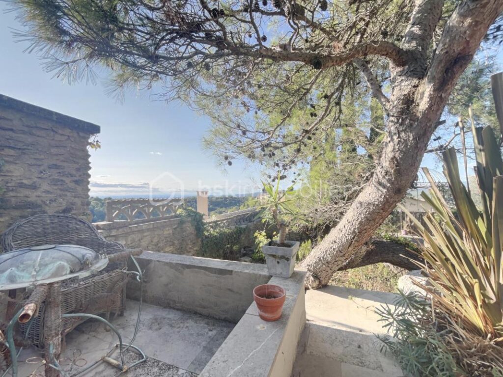 Ménerbes – Exceptionnelle Propriété avec Vues à 360° – Maison Principale, Pigeonnier & Jardin Piscine – 8 pièces – 3 chambres – 176 m²