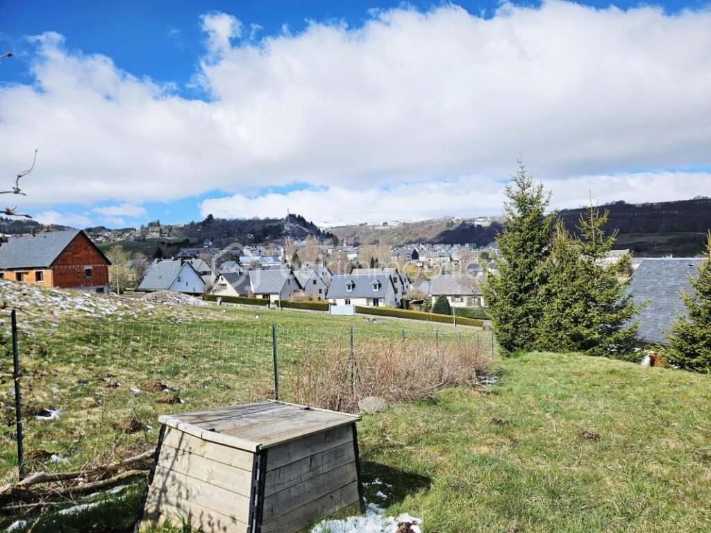 Grande maison rénovée avec activité touristique: gîte classé 3 étoiles et chambres d’hôtes – Fort potentiel à Besse-et-Saint-Anastaise – 12 pièces – 8 chambres – 435 m²