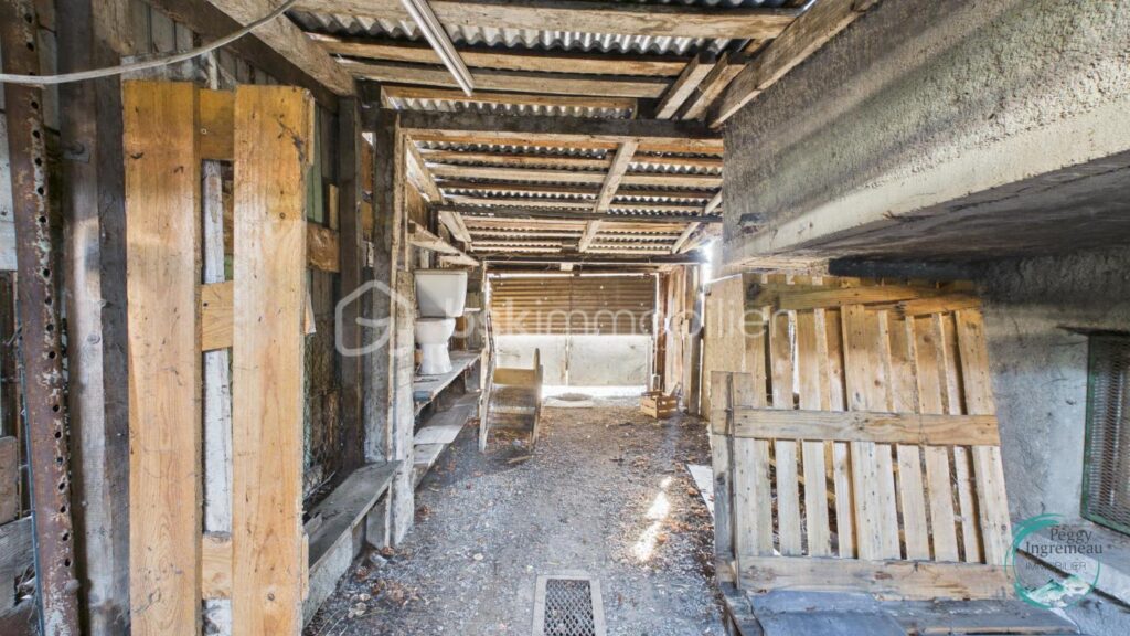 Maison individuelle à rénover – Fort potentiel – Cluses – 6 pièces – 5 chambres – 226 m²