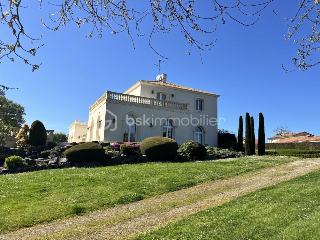 PROPRIETE D’EXCEPTION 483m2 sur un PARC DE 1,4H – 12 pièces – 8 chambres – 483 m²