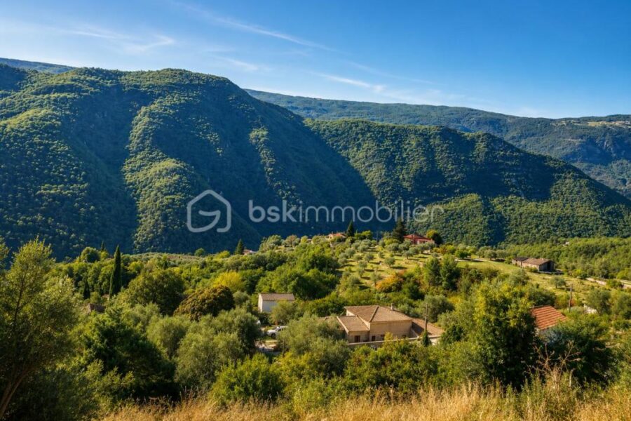Terrain à vendre à Pierrefeu — Vue montagne — photo 1