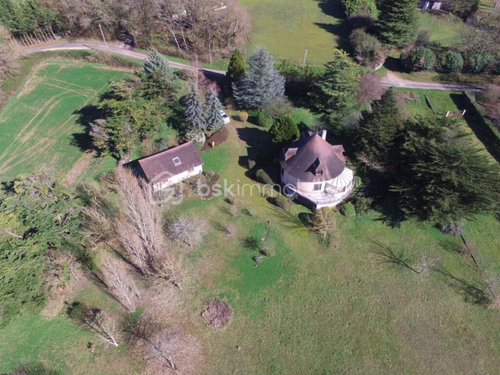 Maison atypique ronde dans un écrin de verdure en Vallée de la Vienne – 5 pièces – 1 chambre – 115 m²