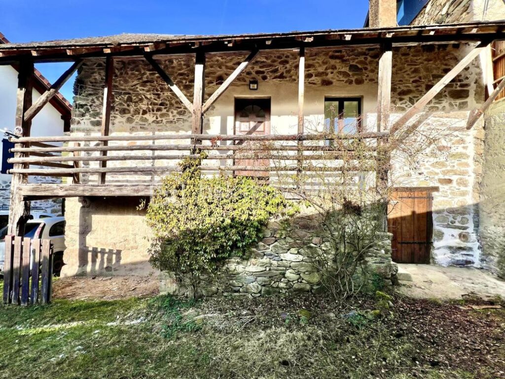 Charmante maison en pierres avec jardin – THEYS – 4 pièces – 2 chambres – 50 m²