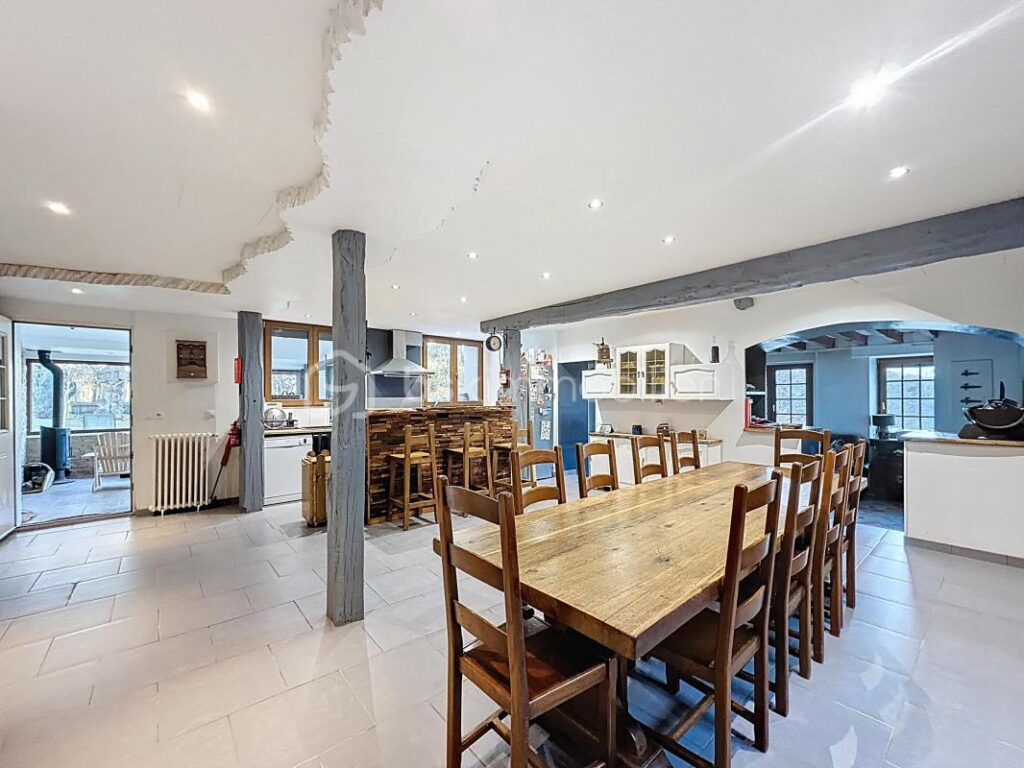 Maison Briarde de Caractère • 173 m² habitables • 2 200 m² de terrain • Entièrement rénovée – 7 pièces – 5 chambres – 173 m²