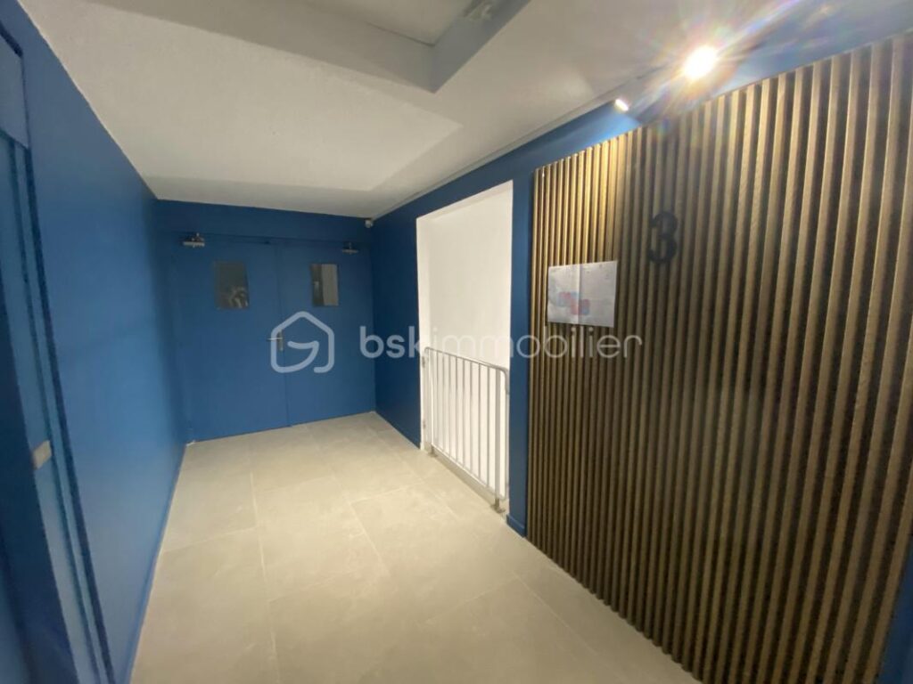 Appartement 3 pièces à restaurer entièrement de 100 m² avec mezzanine et balcon – Résidence avec ascenseur et parkings avec portail électrique sécurisé – Idéal résidence principale, résidence secondaire ou investisssement locatif – 3 pièces – NR chambres – 99 m²