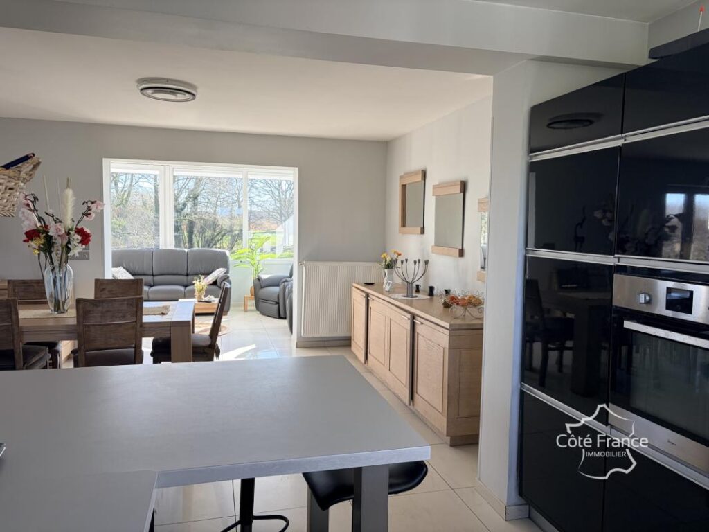 Maison 6 pièces 143 m2 1 880 m2 de terrain Bersillies (5 – 6 pièces – 4 chambres – 143 m²