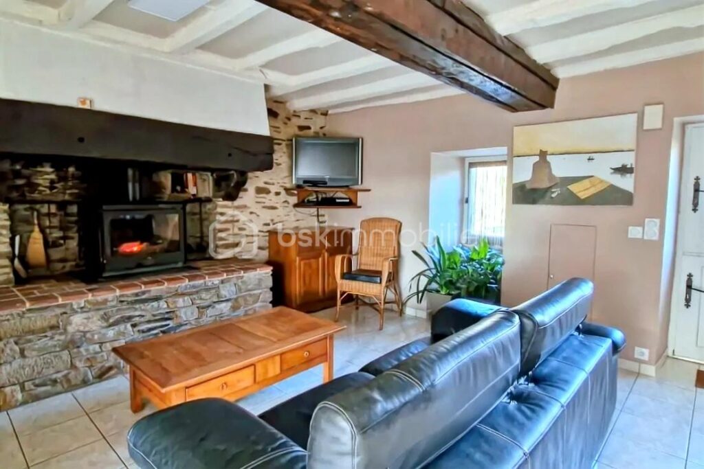 Longère de caractère dans un havre de paix, proche de l’axe RENNES-PARIS – 7 pièces – 5 chambres – 122 m²