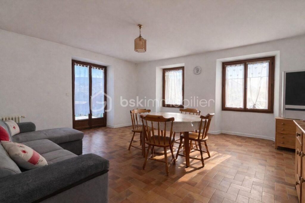 À Vendre – Maison ancienne 117 m² avec sous-sol complet – Terrain 1 000 m² – Vue montagne – Sans vis-à-vis – 5 pièces – 4 chambres – 117 m²
