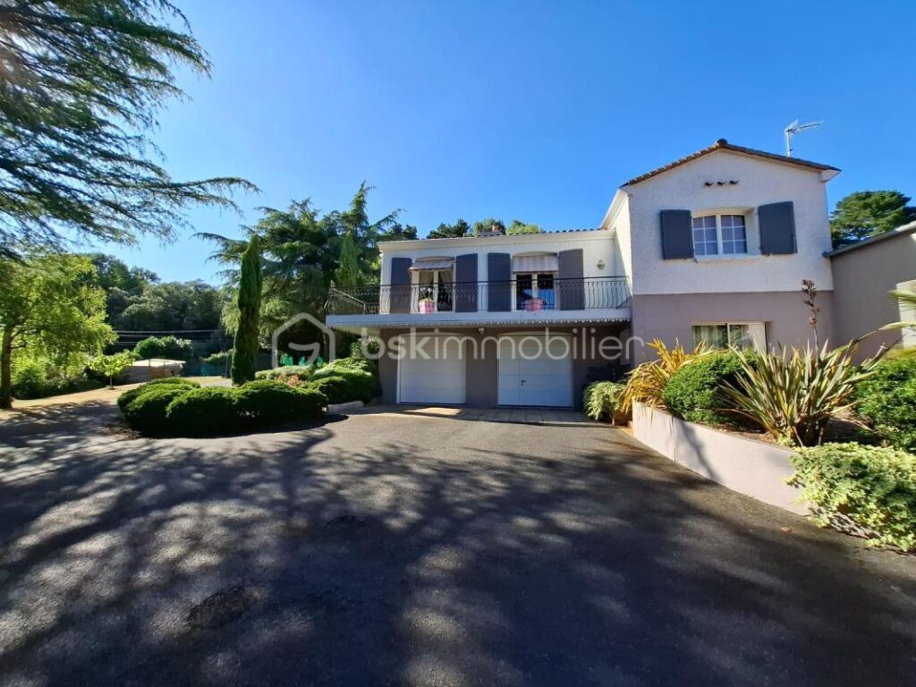 Maison de plain-pied – Quartier résidentiel à Vertou – 6 pièces – 3 chambres – 136 m²