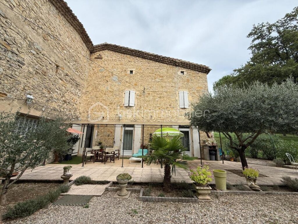 Maison de caractère 104 m² – Terrain 17,5 ha – Les Tourrettes (26740) – 4 pièces – 2 chambres – 104 m²