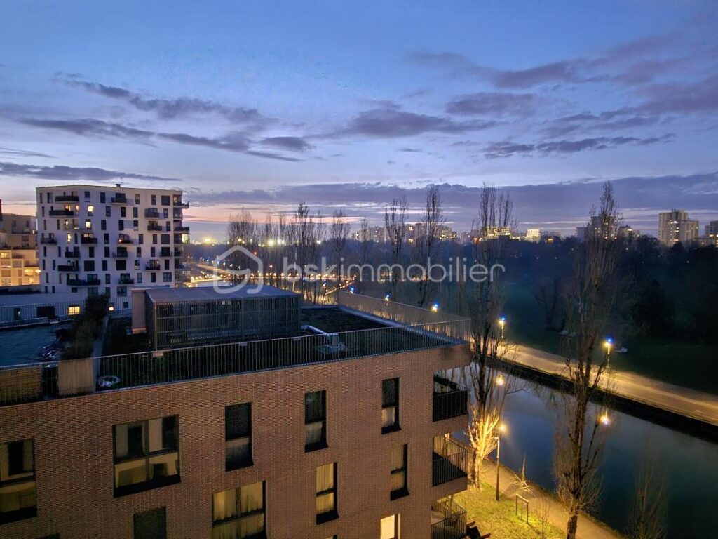 Appartement F3 DPE C 2023 vue canal de l’Ourcq terrasse 11m² parking – 3 pièces – 2 chambres – 66 m²