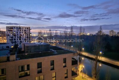 Appartement F3 DPE C 2023 vue canal de l’Ourcq terrasse 11m² parking – 3 pièces – 2 chambres – 66 m²