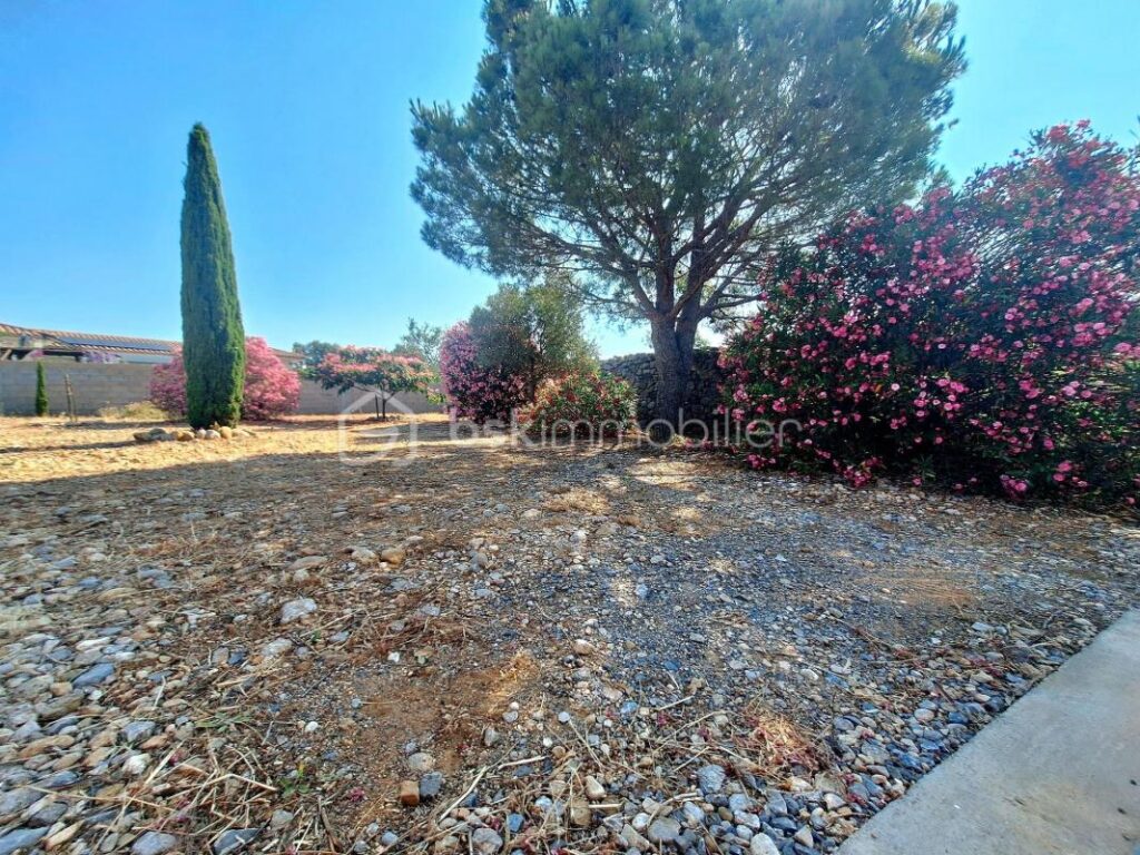 Terrain constructible de 1015m2 – viabilisé – clôturé – rare sur le secteur – NR pièces – NR chambres – 1015 m²