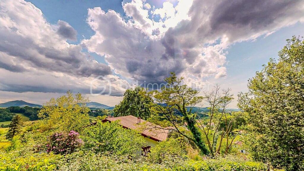 Maison traditionnelle de 240m² à rénover sur une parcelle de 2700m² face aux montagnes – 10 pièces – 7 chambres – 240 m²
