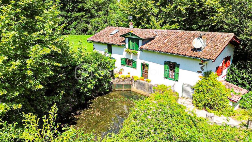 Ancien moulin sur un terrain plat de 8023m² proche du centre ville d’Hasparren ! – 6 pièces – 4 chambres – 128 m²