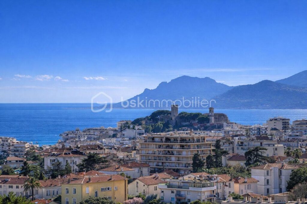 CANNES MONTROSE – STUDIO REFAIT A NEUF – VUE MER PANORAMIQUE – DERNIER ETAGE – 1 pièce – 1 chambre – 18 m²