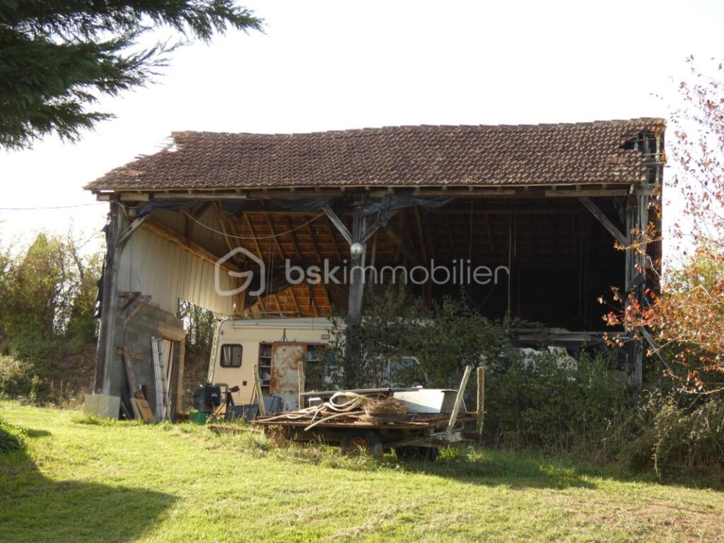 Maison gasconne 201 m2, 6 pièces avec dépendance sur un terrain d&rsquo;environ 5ha – 6 pièces – 5 chambres – 201 m²