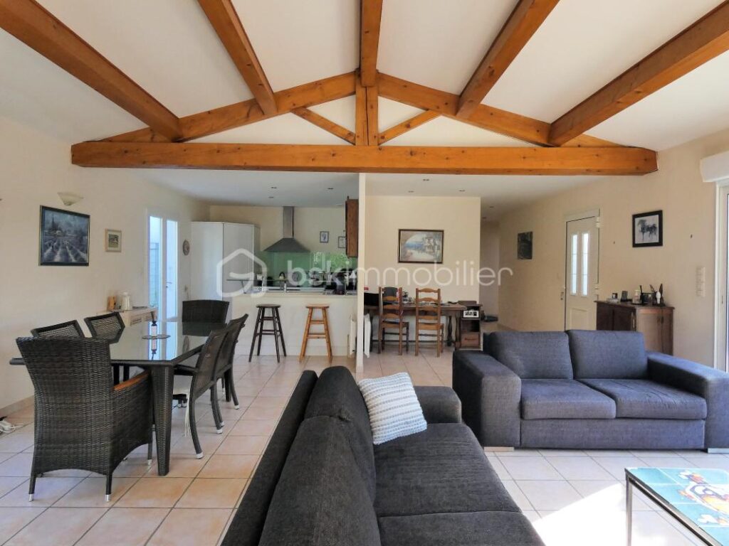 Plain-pied avec 3 chambres – Garage – Piscine – 5 pièces – 3 chambres – 134 m²