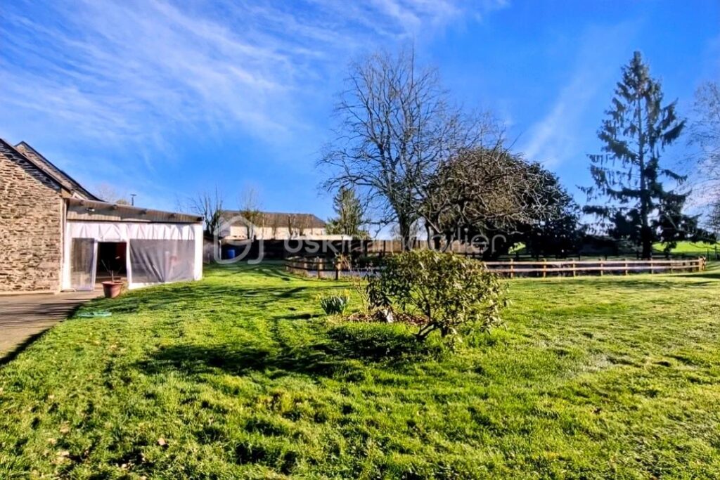 Longère de caractère dans un havre de paix, proche de l’axe RENNES-PARIS – 7 pièces – 5 chambres – 126 m²