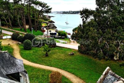 Vue sur la rivière de Crac’h et le Pont de Kerisper – Élégante néo-bretonne de 211 m² sur un terrain clos de 1 850 m² – 8 pièces – 5 chambres – 211 m²