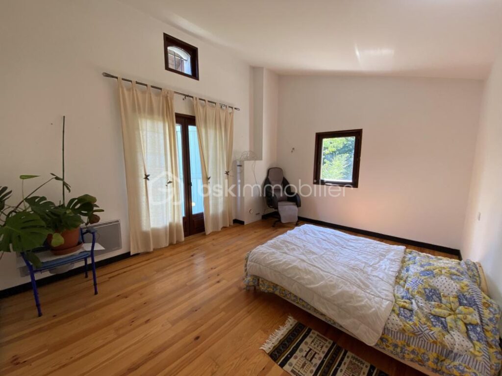 Maison – 5 pièces – 3 chambres – 194 m²