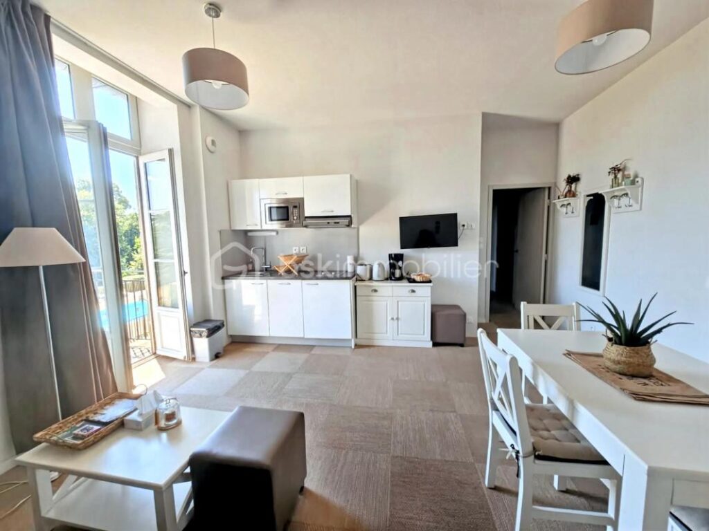 BADEN – GOLFE DU MORBIHAN – SUPERBE T2 MEUBLE – 4 COUCHAGES – PISCINE – DEUX BALCONS – 2 pièces – 1 chambre – 41 m²