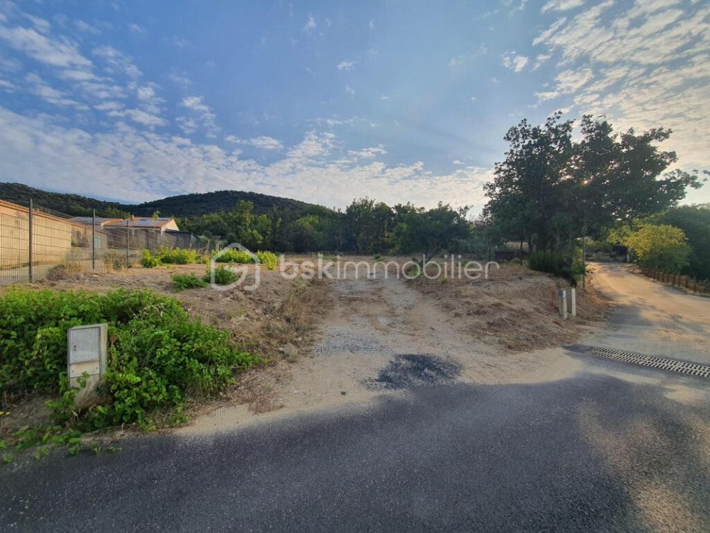 TERRAIN CONSTRUCTIBLE – VIABILISÉ DE 1095 m² – NR pièces – NR chambres – 1095 m²