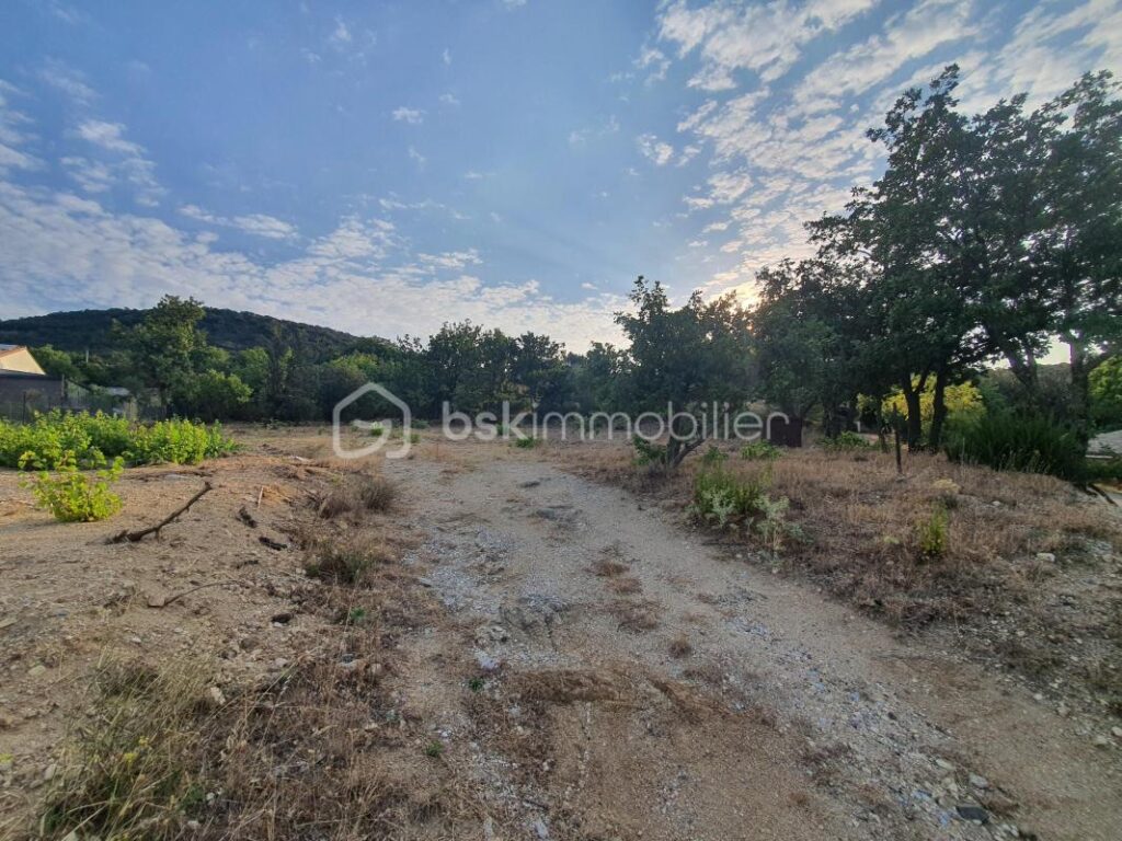 TERRAIN CONSTRUCTIBLE – VIABILISATION EN BORDURE DE TERRAIN – 1883m² – NR pièces – NR chambres – 1883 m²