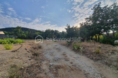 TERRAIN CONSTRUCTIBLE – VIABILISATION EN BORDURE DE TERRAIN – 1883m² – NR pièces – NR chambres – 1883 m²
