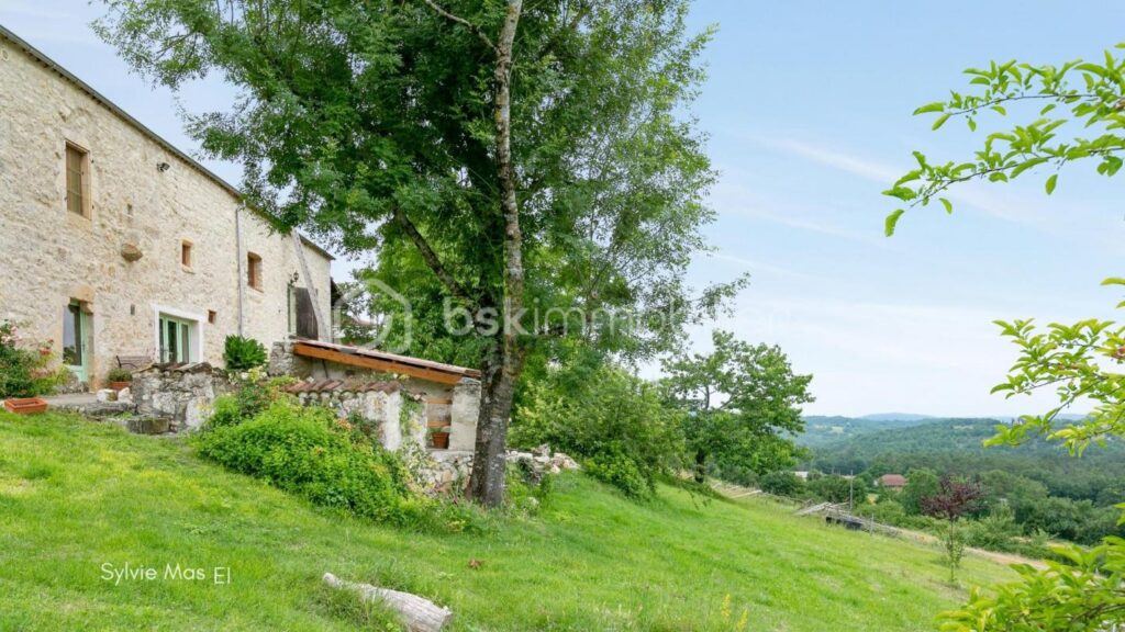 Domaine de charme 2 logements – 5 gîtes – piscine – NR pièces – 11 chambres – 390 m²