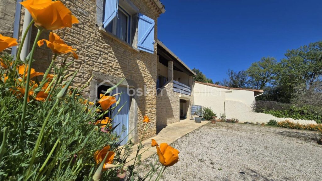 Grande maison divisée en deux appartements avec PISCINE ET VUE IMPRENABLE – 7 pièces – 5 chambres – 223 m²