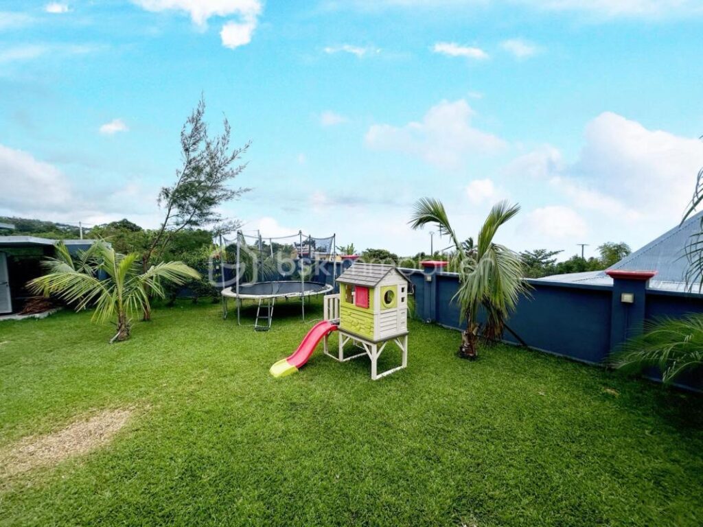 Villa de 360 m² de surface utile – 6 pièces – 4 chambres – 180 m²