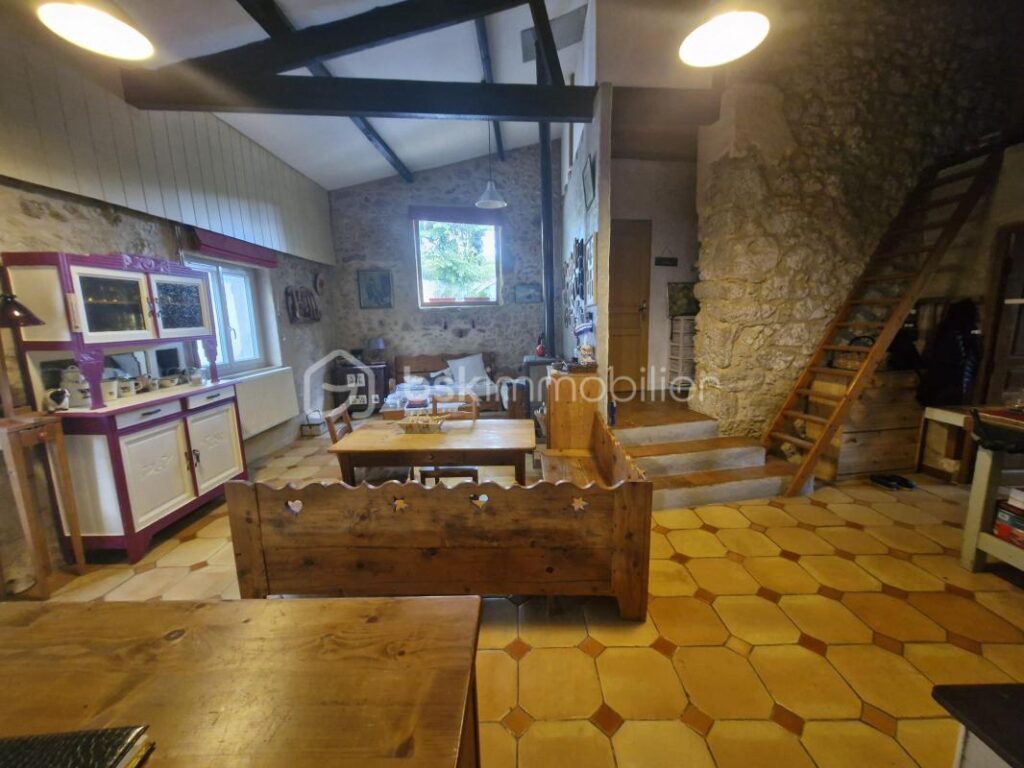 Charmante maison longère de 350m2 à Port-Sainte-Foy-et-Ponchapt – 15 pièces – 8 chambres – 350 m²