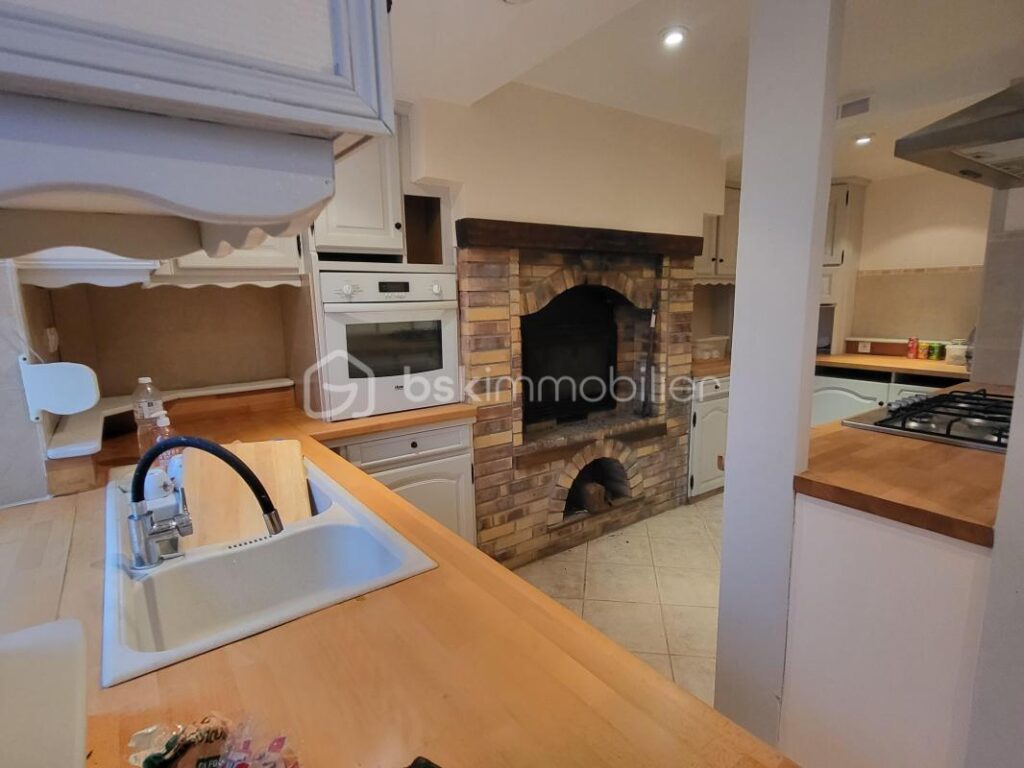 PROCHE VILLEDIEU-LES-POÊLES & A84 – MAISON DE STANDING AVEC PISCINE – 5 pièces – 4 chambres – 140 m²