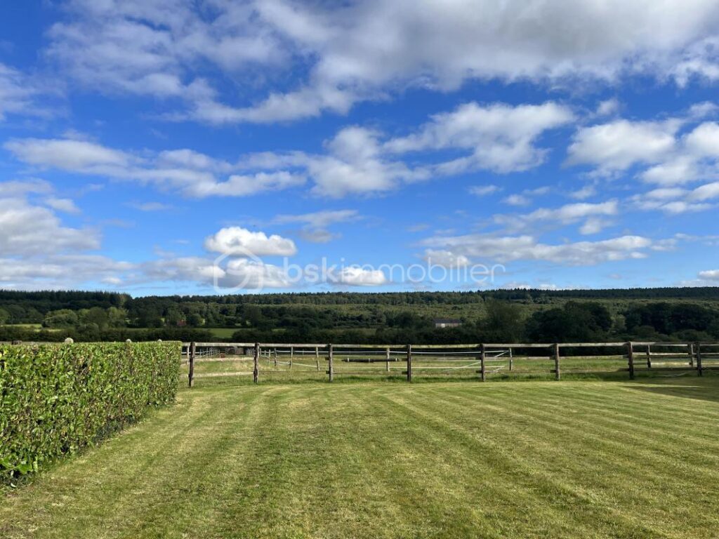 Magnifique propriété avec son exploitation équestre et 37 hectares de terrain – 7 pièces – 4 chambres – 230 m²