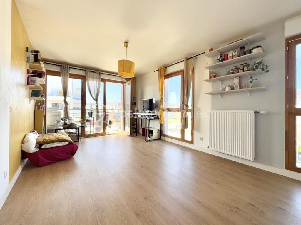 Charmant T2 de 42 m² avec vue imprenable sur le canal – Quartier prisé de la Croix-Bonnet à Bois-d’Arcy – 2 pièces – 1 chambre – 41 m²