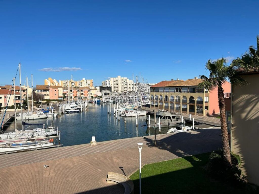Jolis T2 48m² + mezzanine et terrasse avec vue sur le port de CARNON 34 – 2 pièces – 2 chambres – 48 m²