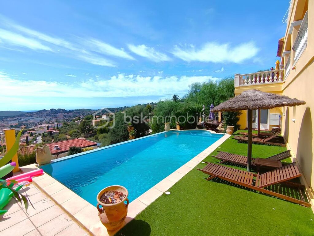 À VENDRE –EXCEPTIONNELLE VILLA 9 PIÈCES 225 M² ET 1 662 M² DE TERRAIN – PISCINE À DÉBORDEMENT– GARAGE– JARDIN – 5 CHAMBRES – BUREAU – T2 INDÉPENDANT– VUE PANORAMIQUE COLLINES ET MER– SANS VIS-À-VIS – PROCHE CENTRE-VILLE OLLIOULES – LA COURTINE – 945 000 € – 9 pièces – 5 chambres – 225 m²
