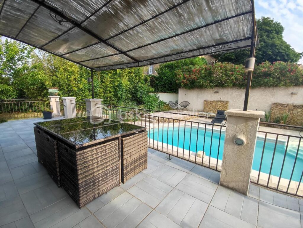 Plain-pied de 2010 avec piscine – 5 pièces – 3 chambres – 100 m²