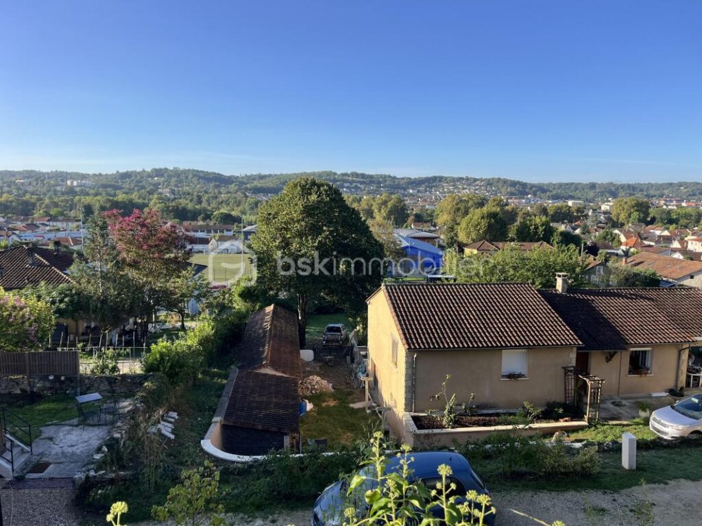 POSITION DOMINANTE À TRÉLISSAC – 8 pièces – 5 chambres – 193 m²