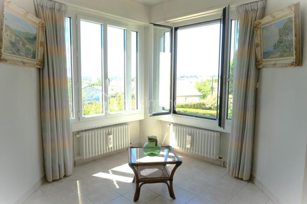 Maison de maître avec Jardin sans vis à vis proche centre ville, commodités et transports ! – 5 pièces – 3 chambres – 99 m²