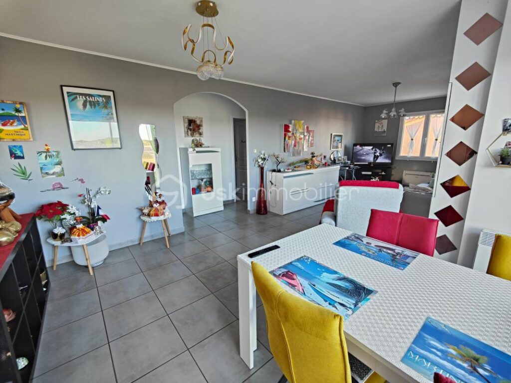 MONTREDON DES CORBIÈRES – Maison de PLAIN PIED de 90 m² sur 580m² de parcelle avec très belle vue – 4 faces – GRANDE PIÈCE A VIVRE MODERNE – 3 chambres – Climatisation réversible – double vitrage – Garage – Piscinable – 4 pièces – 3 chambres – 90 m²